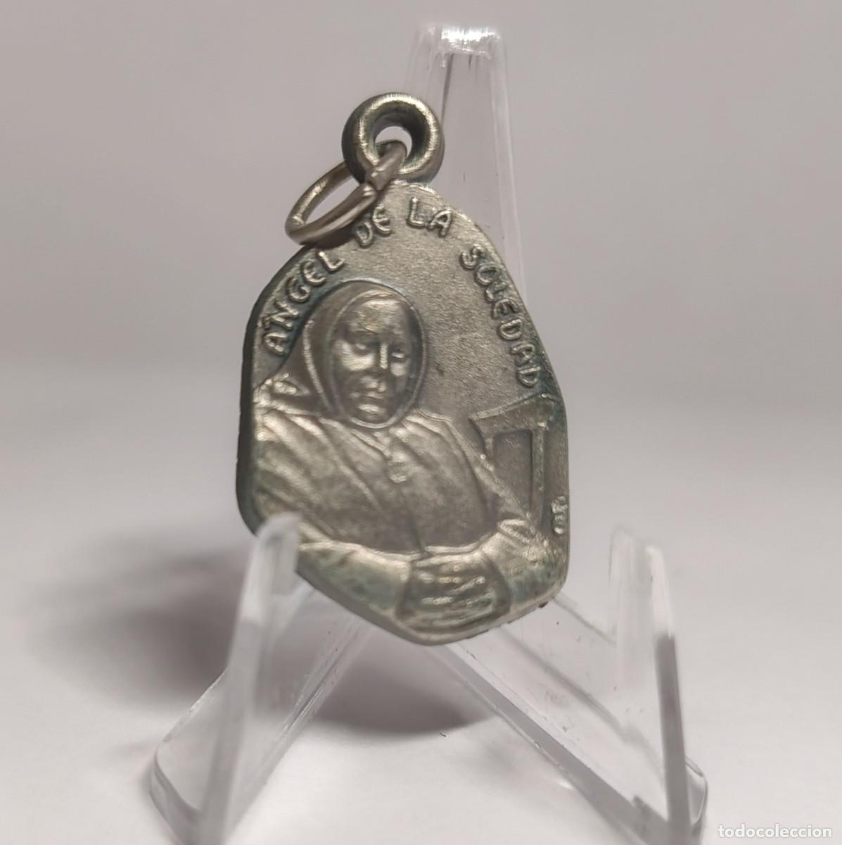 Antig&uuml;edades: Medalla religiosa / Colgante: ANGEL DE LA SOLEDAD - EL AMOR LO VENCE TODO. GENOVEVA. M283