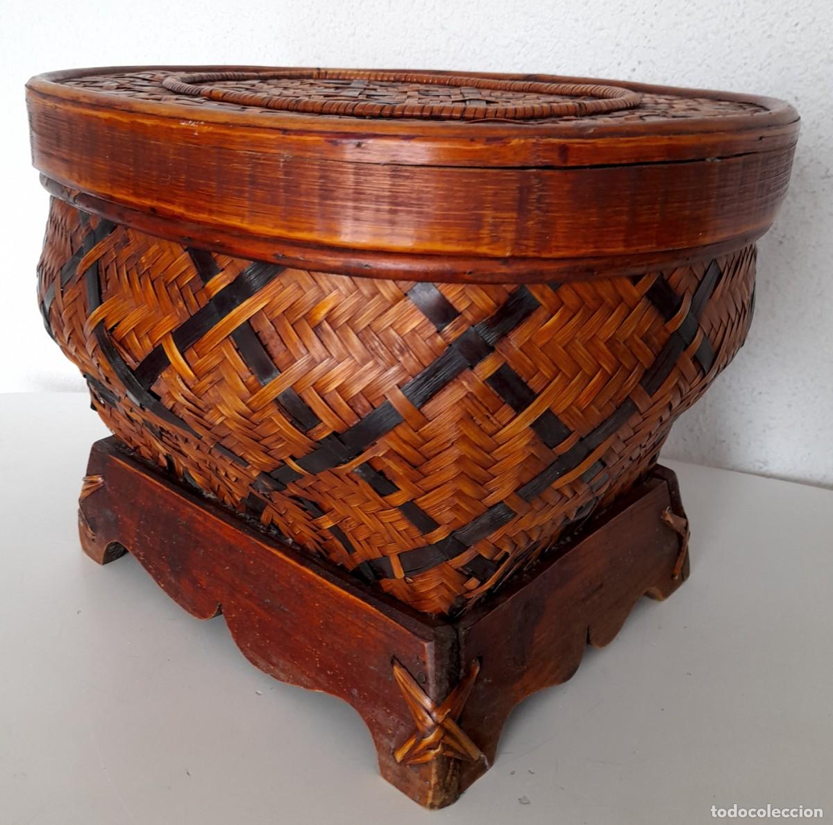 Antig&uuml;edades: Cesta antigua oriental mimbre rat&aacute;n trenzado bamb&uacute; patas madera ceremonia t&eacute; ? con tapa 42x35x30 cm.