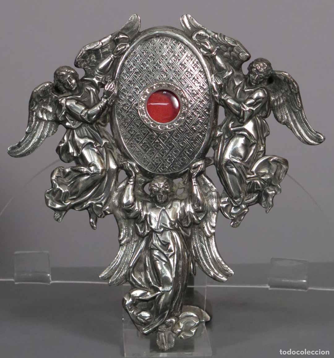 Antig&uuml;edades: RELICARIO.GRUPO DE ANGELES EXPONIENDO RELIQUIA. BRONCE PLATEADO. SIGUIENDO MODELO BARROCOS. SIGLO XX