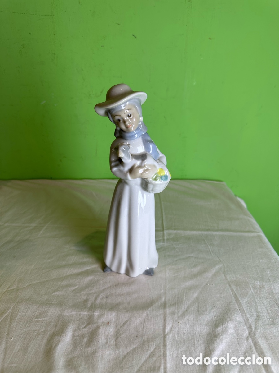 Antig&uuml;edades: Figura de porcelana joven campesina con cordero y cesta estilo cl&aacute;sico elegante