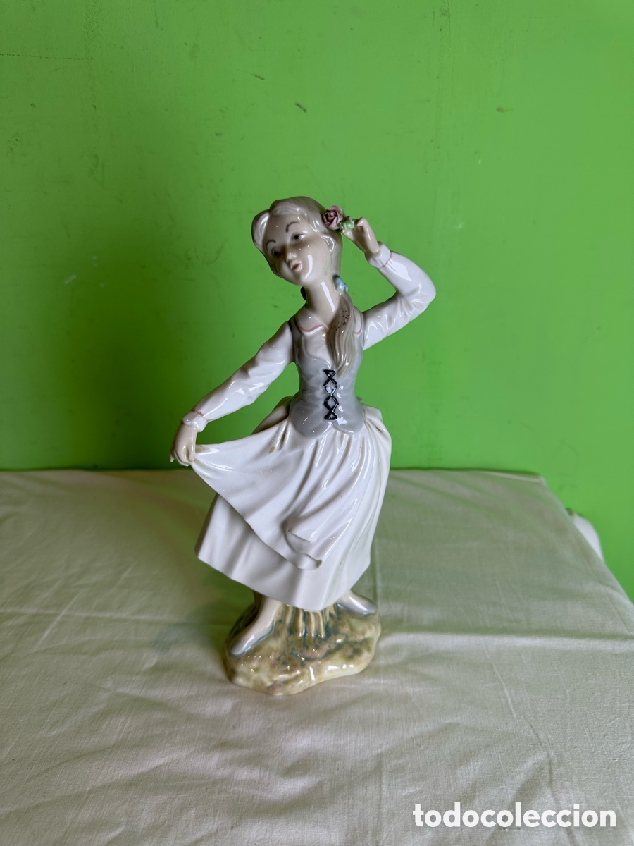 Antig&uuml;edades: Figura de porcelana joven bailarina campesina estilo cl&aacute;sico elegante