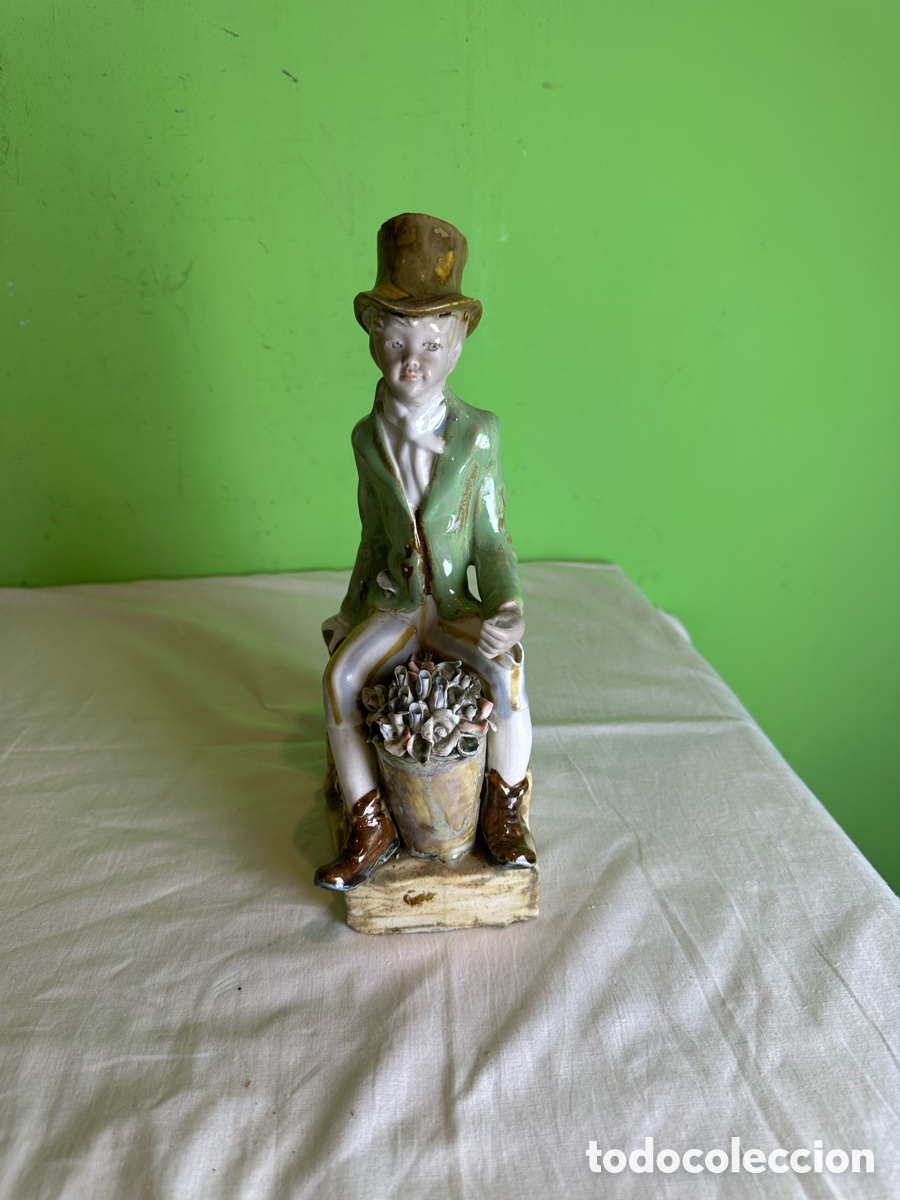 Antig&uuml;edades: Figura de porcelana caballero con flores estilo cl&aacute;sico decorativo