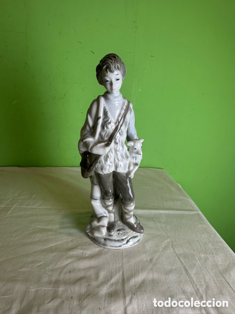 Antig&uuml;edades: Figura de porcelana pastor con cordero estilo cl&aacute;sico elegante