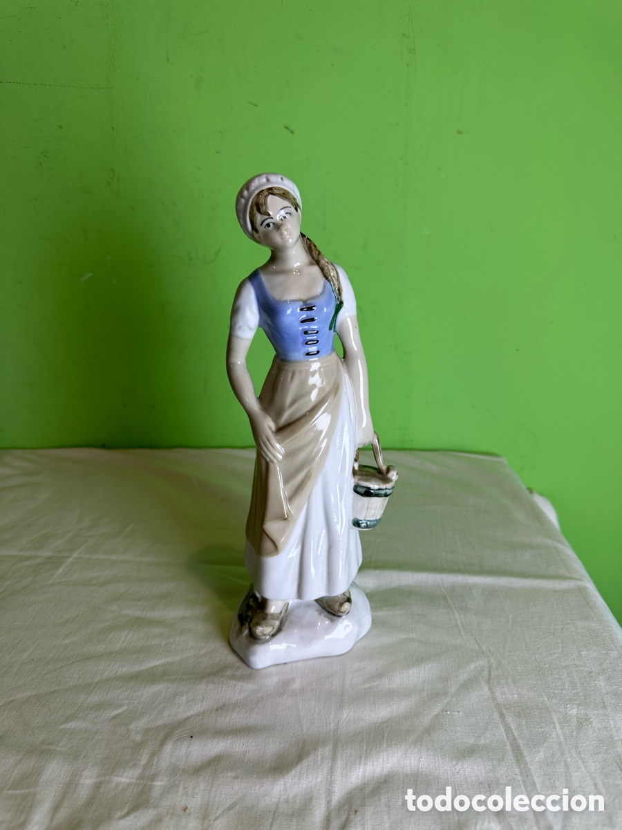 Antig&uuml;edades: Figura de porcelana joven campesina con cubo estilo cl&aacute;sico elegante