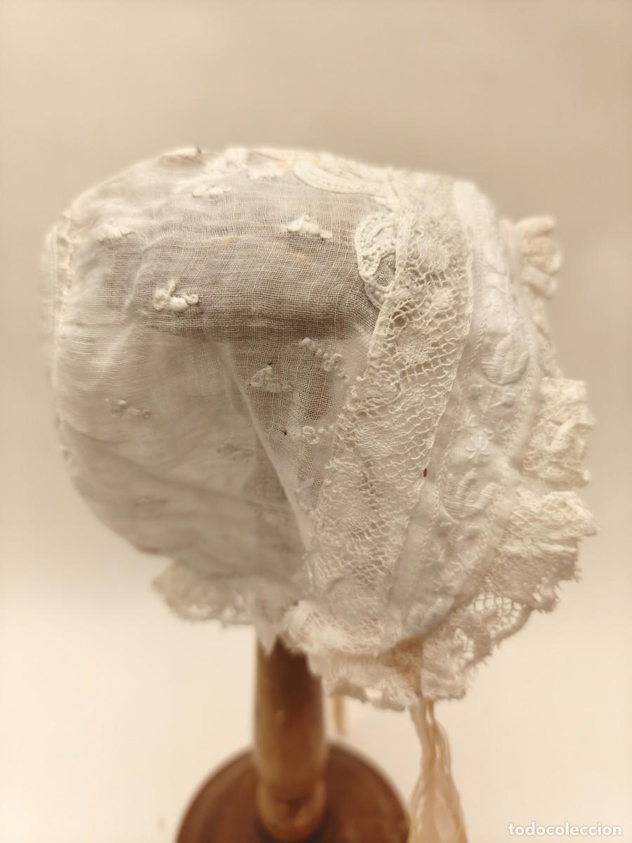 Antig&uuml;edades: ANTIGUO GORRO DE ENCAJE y MUSELINA BORDADA S.XIX PARA BEBE O MU&Ntilde;ECA