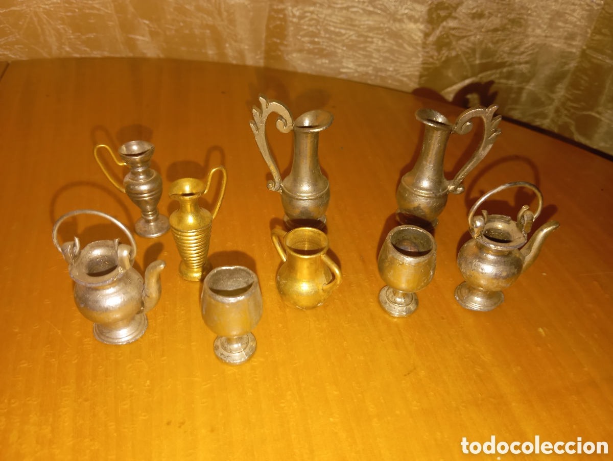 Antig&uuml;edades: Jarras miniaturas de metal