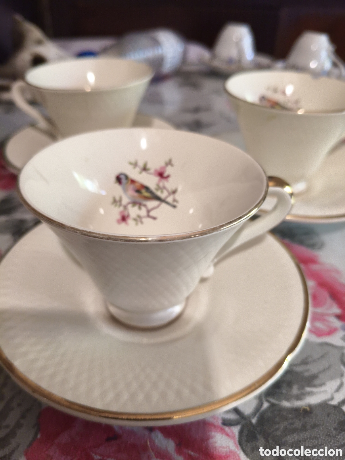 Antig&uuml;edades: Taza y platito caf&eacute; con motivo de p&aacute;jaro de Saluns Francia