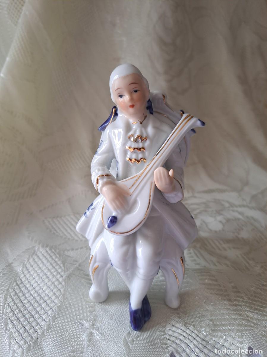 Antig&uuml;edades: Antigua figura de joven musico de porcelana biscuit Capodimonte.