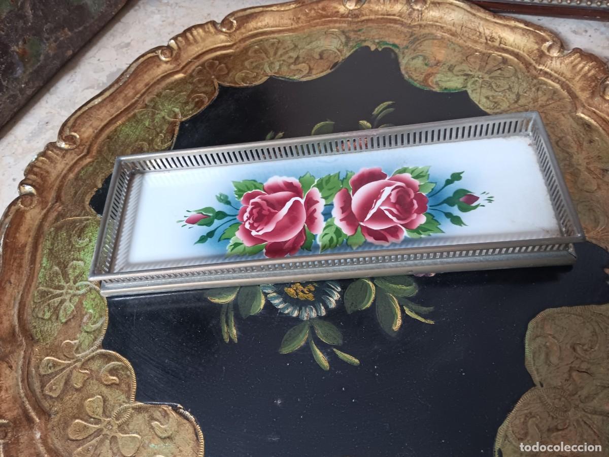 Antig&uuml;edades: bandeja antigua de metal plateado con base de porcelana pintada a mano.Origen: Alemania