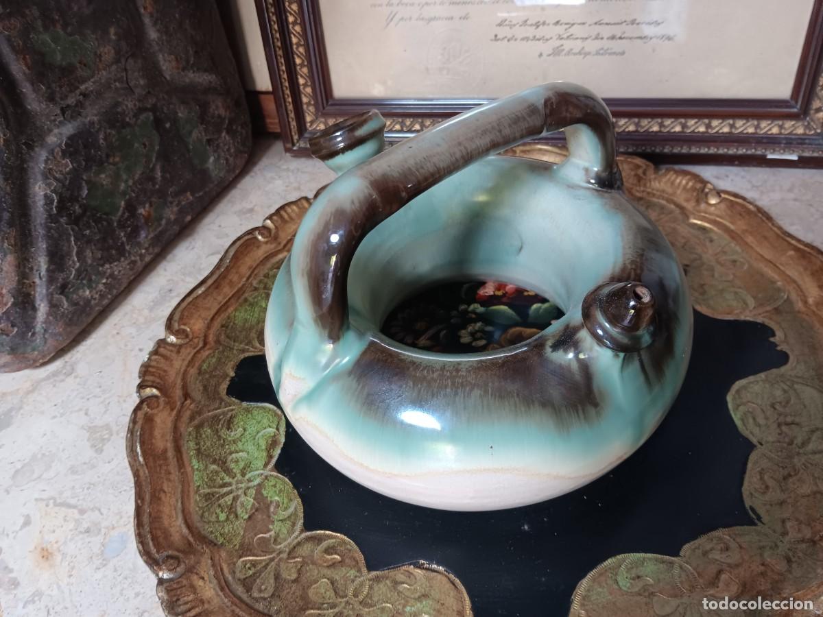 Antig&uuml;edades: botijo de cer&aacute;mica de dise&ntilde;o art&iacute;stico y coleccionable, caracterizado por su esmaltado degradado en