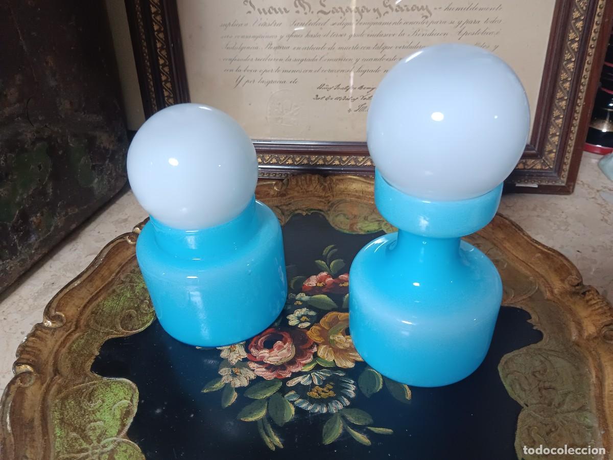 Antig&uuml;edades: frascos o jarrones vintage de cristal de opalina, com&uacute;nmente utilizados como parte de un juego de to