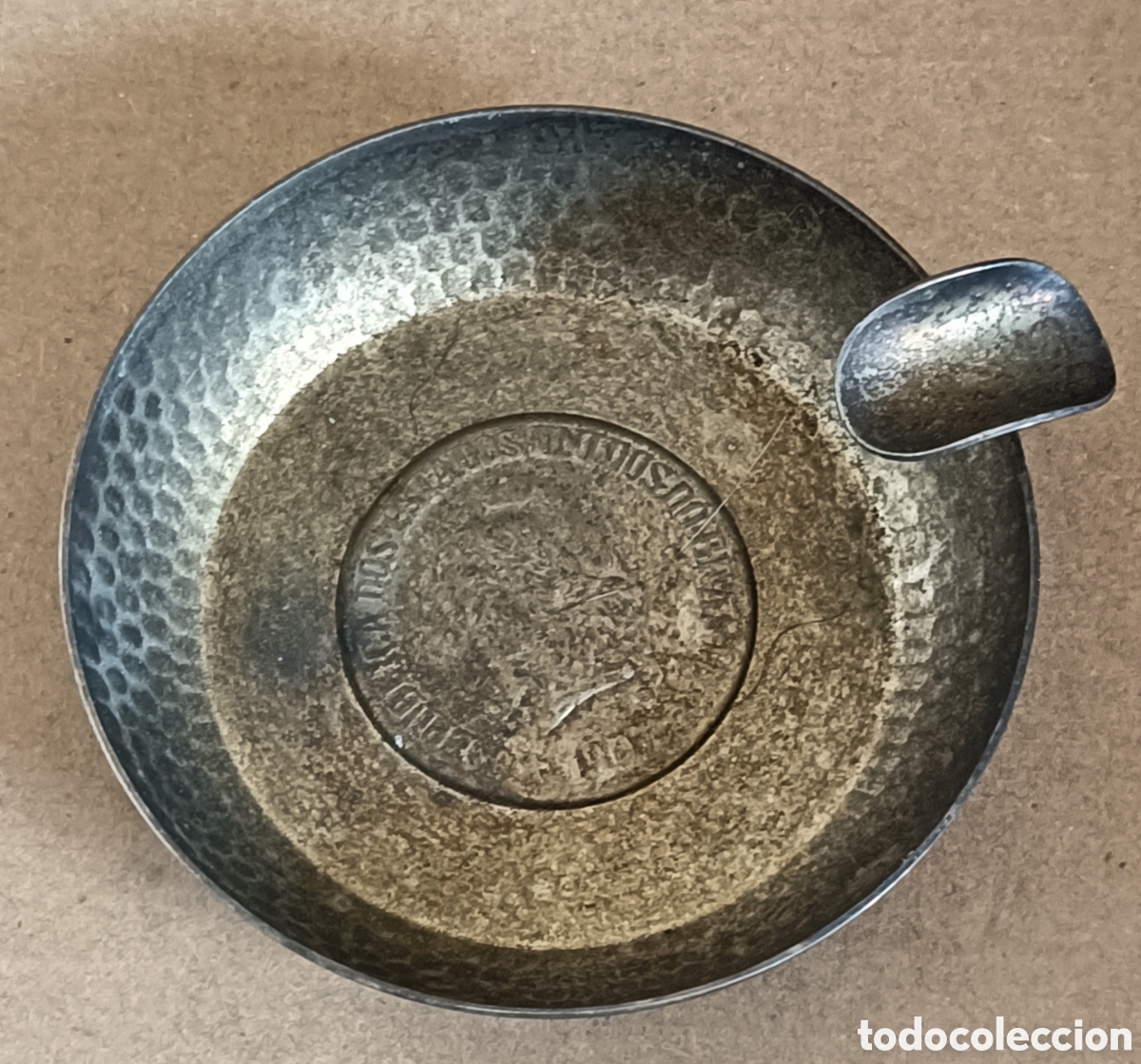 Antig&uuml;edades: Cenicero de metal de colecci&oacute;n con una moneda de la Rep&uacute;blica de los Estados Unidos de Brasil 1907