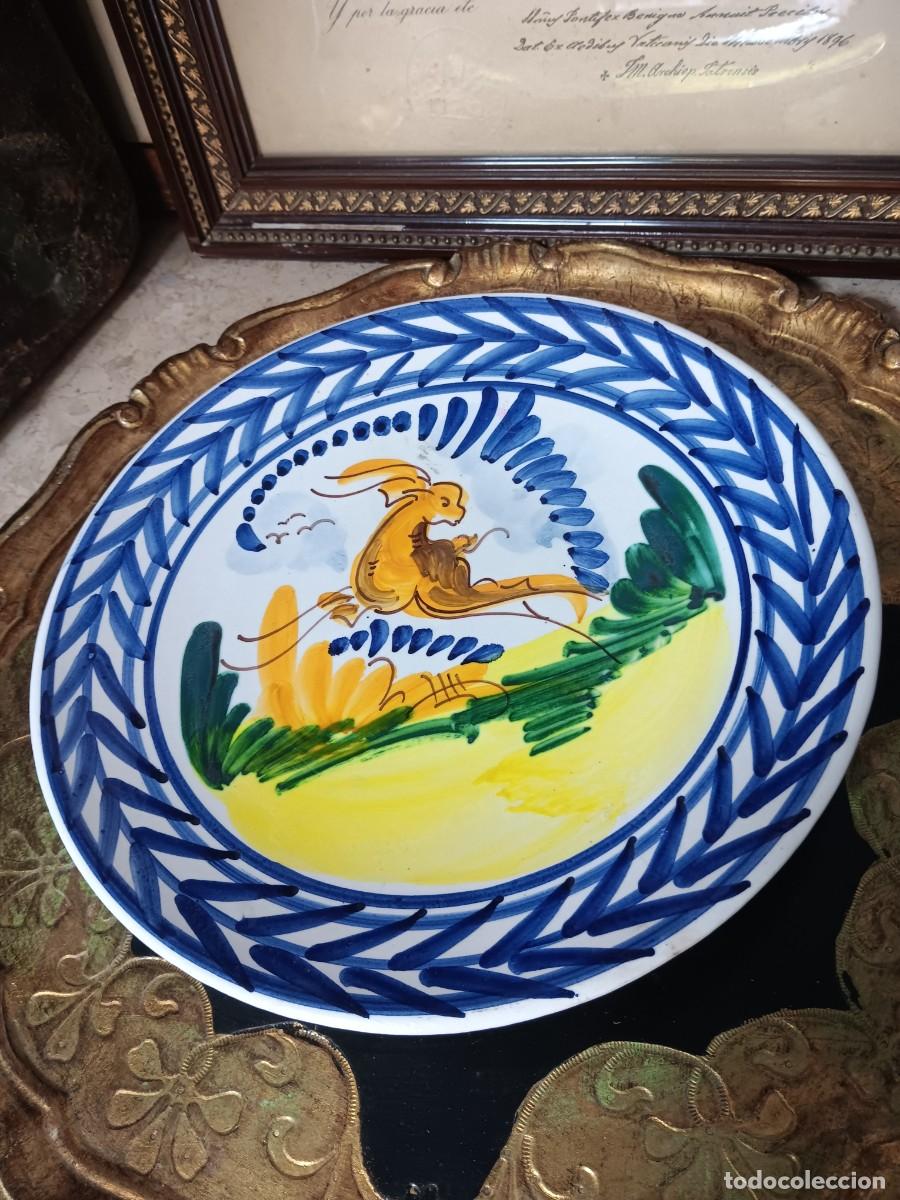 Antig&uuml;edades: plato decorativo de cer&aacute;mica pintado a mano, frecuentemente asociado con estilos tradicionales como
