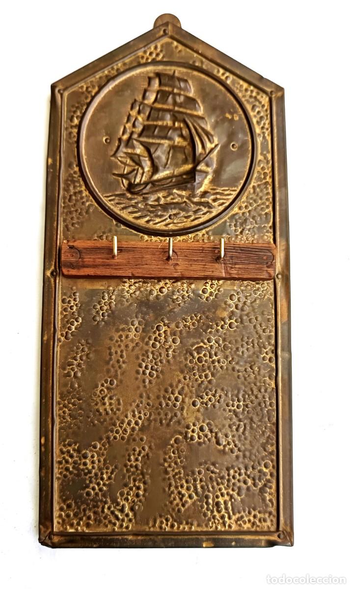 Antig&uuml;edades: Colgador llaves - roble, lat&oacute;n fundido dorado, figuraci&oacute;n naval. Finales SXIX. Francia.