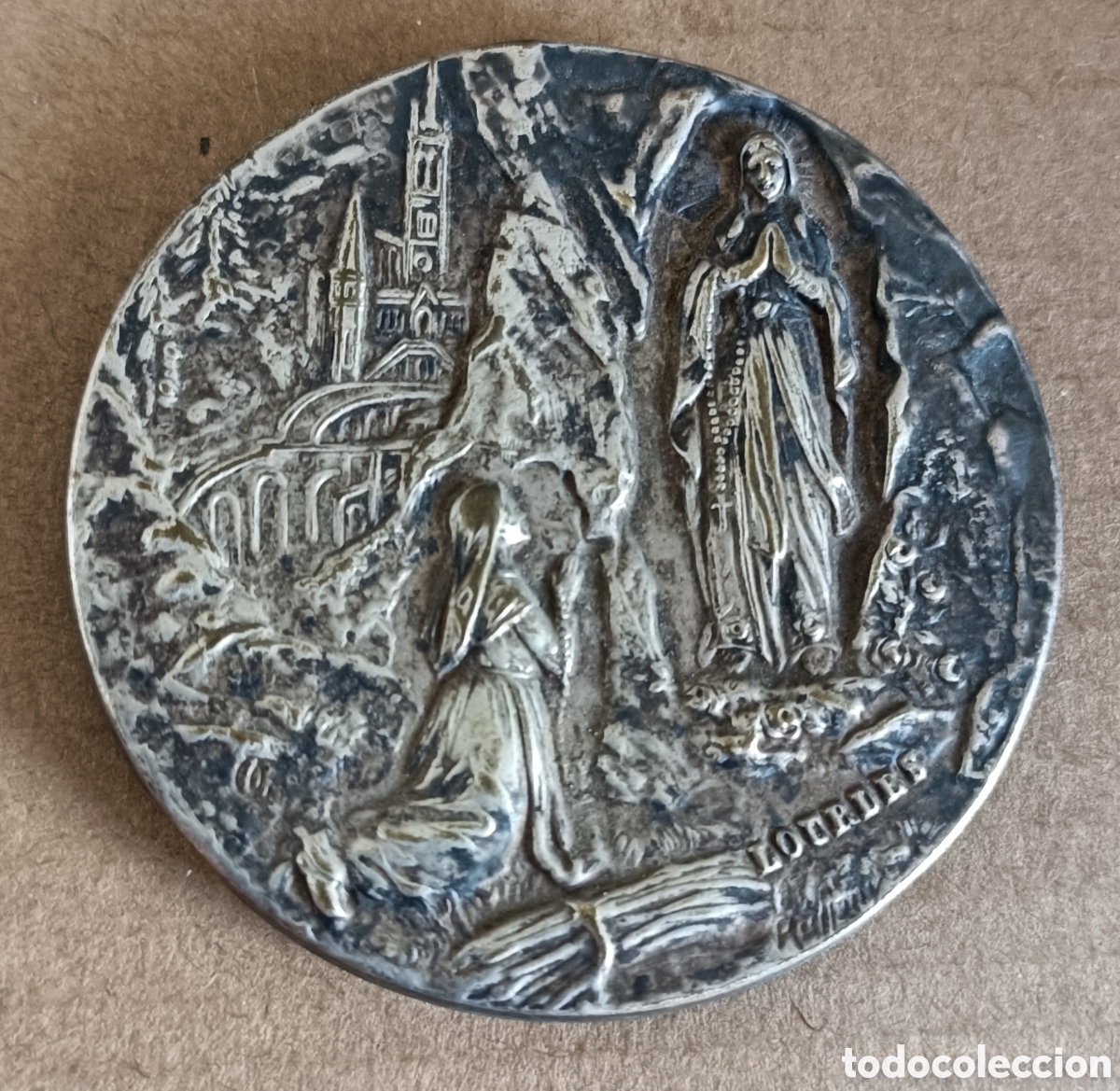 Antig&uuml;edades: Medalla met&aacute;lica para colocar un oratorio o un cuadro religioso escena de Nuestra Se&ntilde;ora de Lourdes