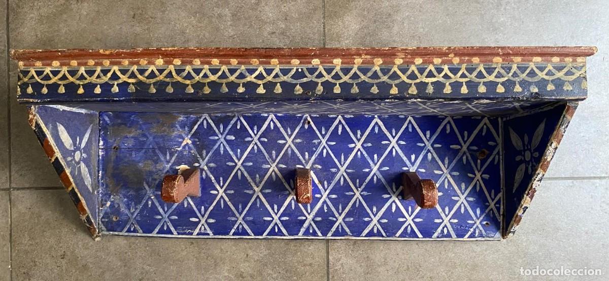 Antig&uuml;edades: Perchero de pared, madera policromada, arte popular, finales del siglo XIX.