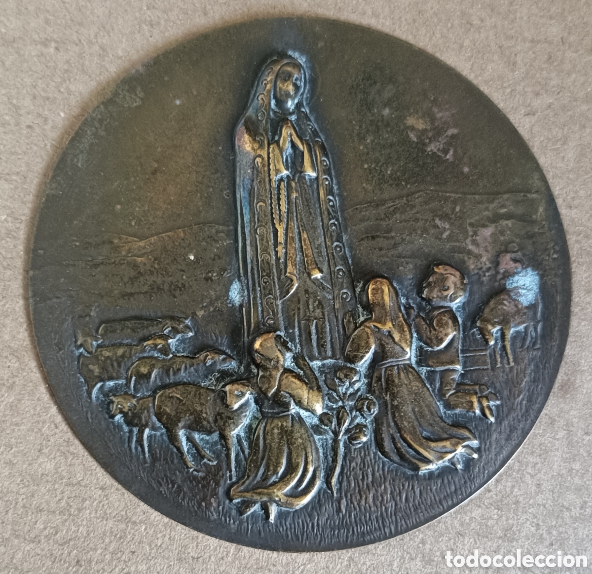 Antig&uuml;edades: Medalla met&aacute;lica para colocar un oratorio o un cuadro religioso escena de Nuestra Se&ntilde;ora de Fatima