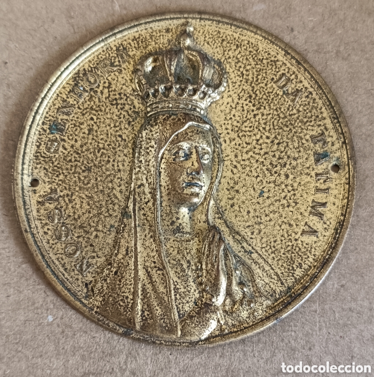 Antig&uuml;edades: Medalla de placa met&aacute;lica para colocar en un altar oratorio o cuadro religioso con la imagen de Nue