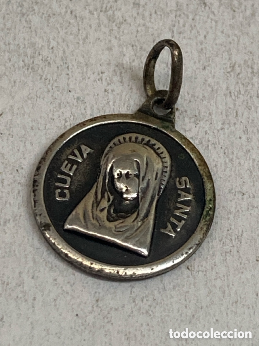 Antiguidades: Medalla de plata Virgen Cueva Santa /C579