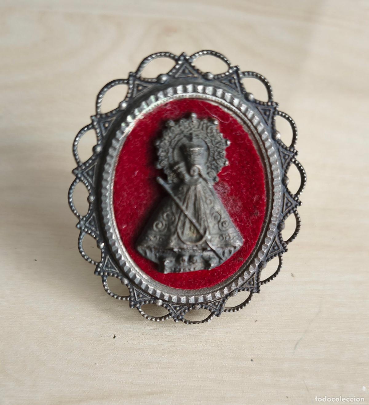 Antig&uuml;edades: Antigua Virgen del Pilar en marco de Filigrana de metal con fondo de terciopelo rojo.