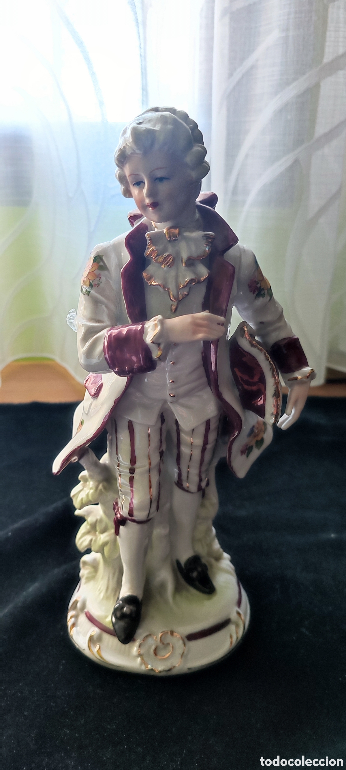 Antig&uuml;edades: Figura de porcelana europea de personaje de la nobleza