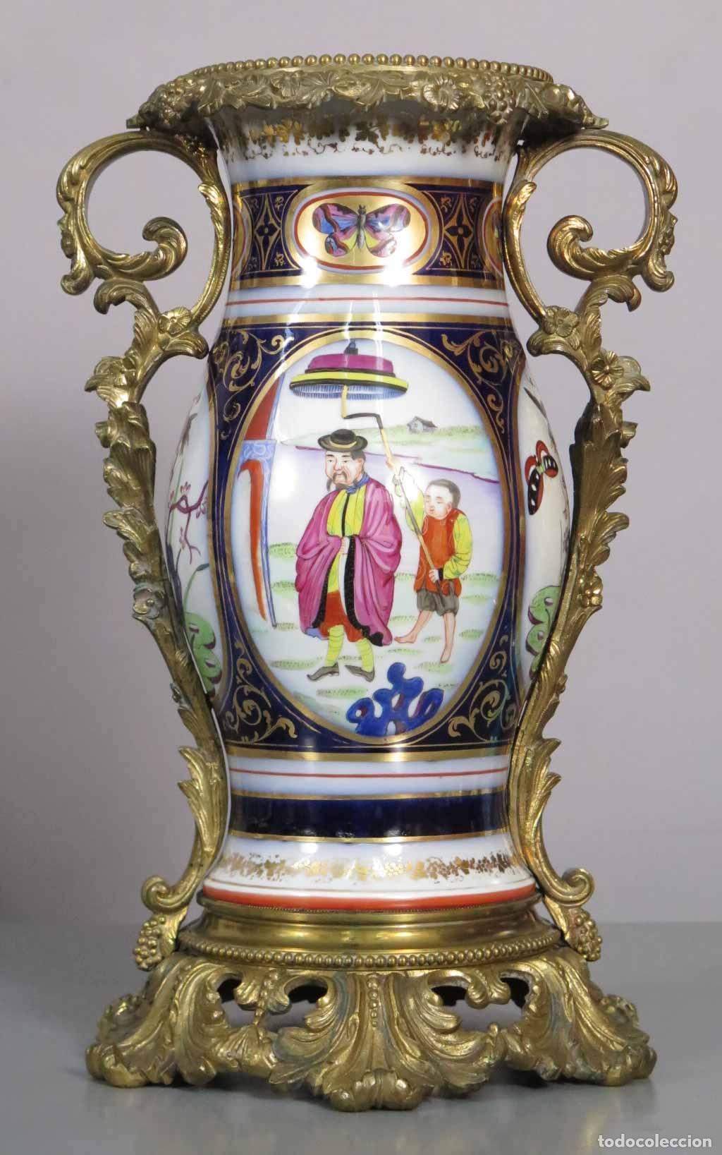 Antig&uuml;edades: JARRON. PORCELANA CON MOTIVOS CHINERIAS Y BRONCE. MEDIADOS SIGLO XX