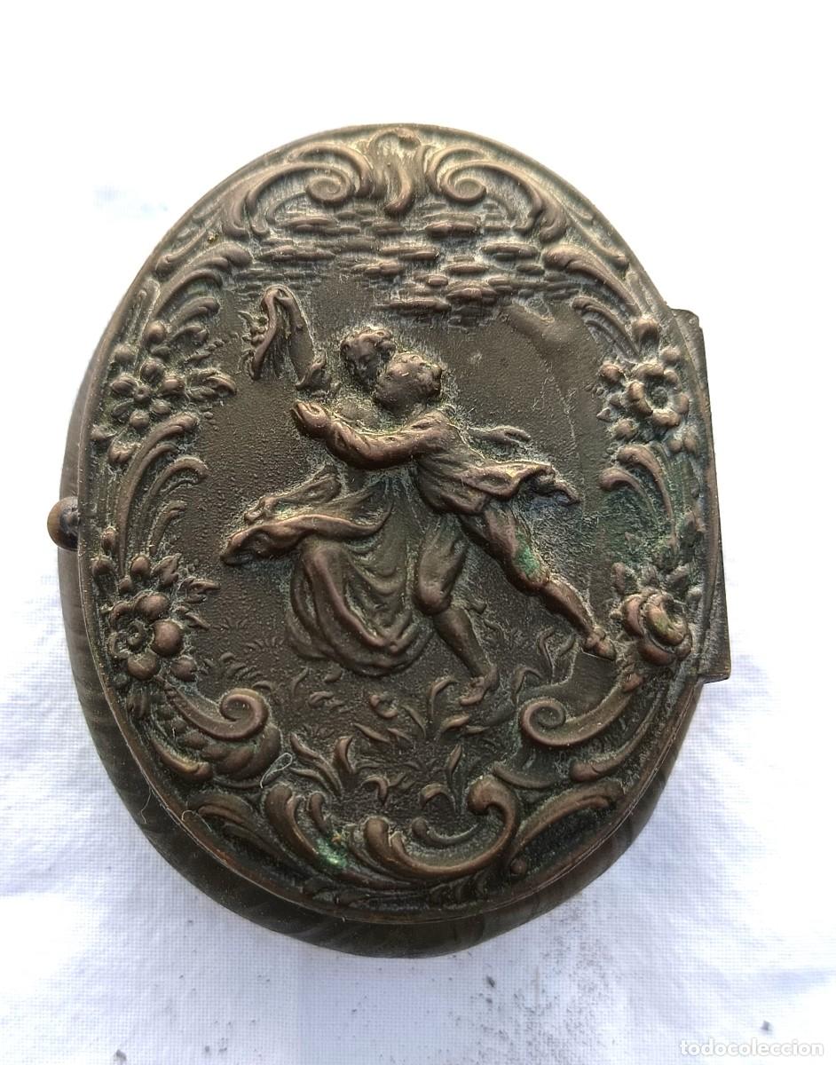 Oggetti Antichi: Joyero o polvera de lat&oacute;n plateado de estilo Art Deco, con una pareja de bailarines, de principios d