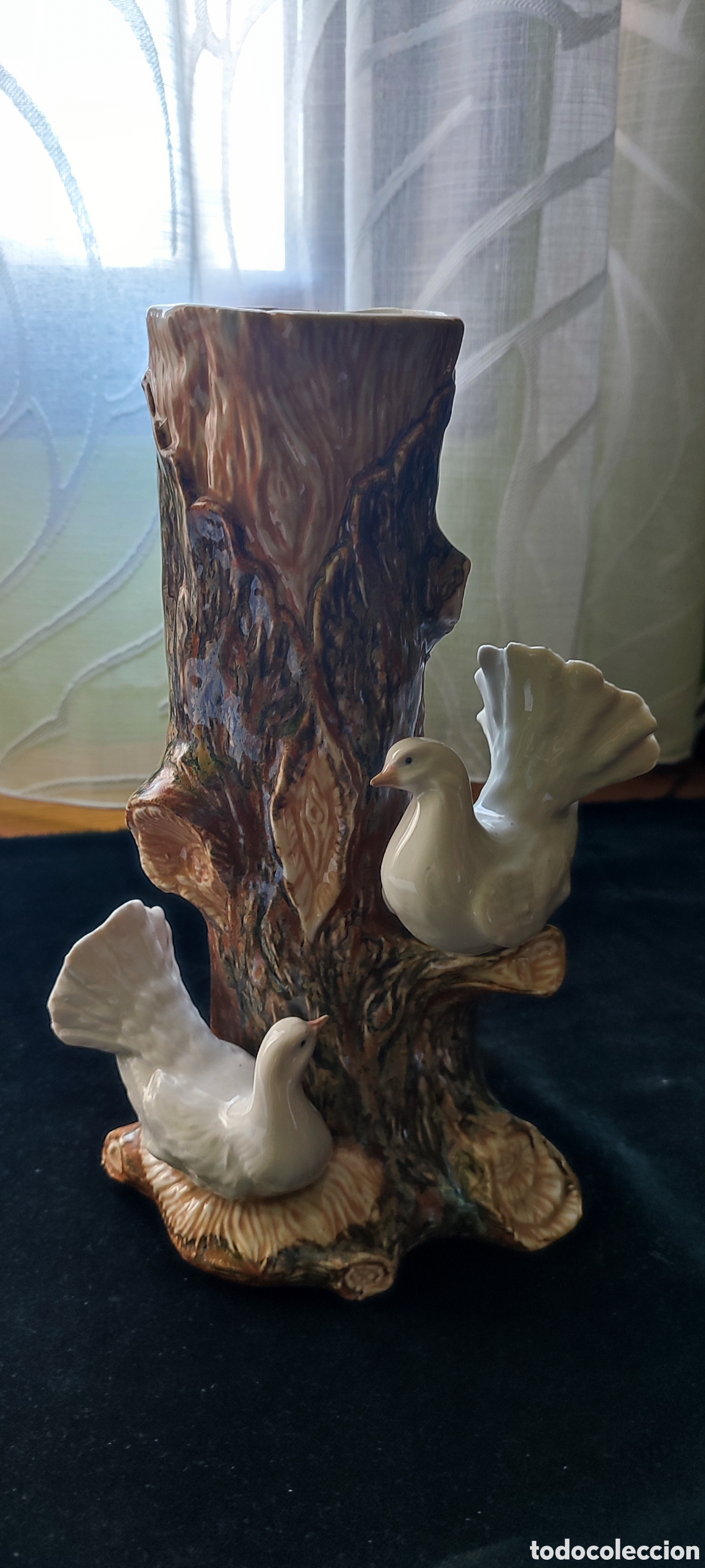 Antig&uuml;edades: Florero de porcelana espa&ntilde;ola con dos palomas en un arbol