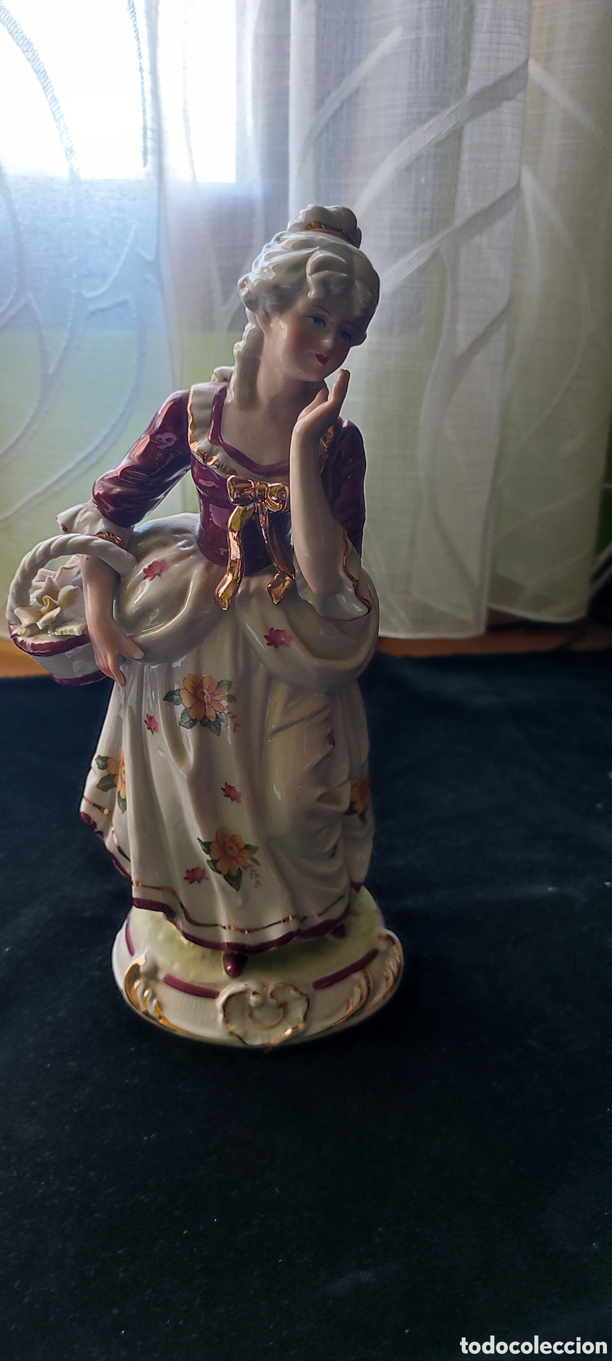 Antig&uuml;edades: Figura de porcelana europea de una dama con cesto