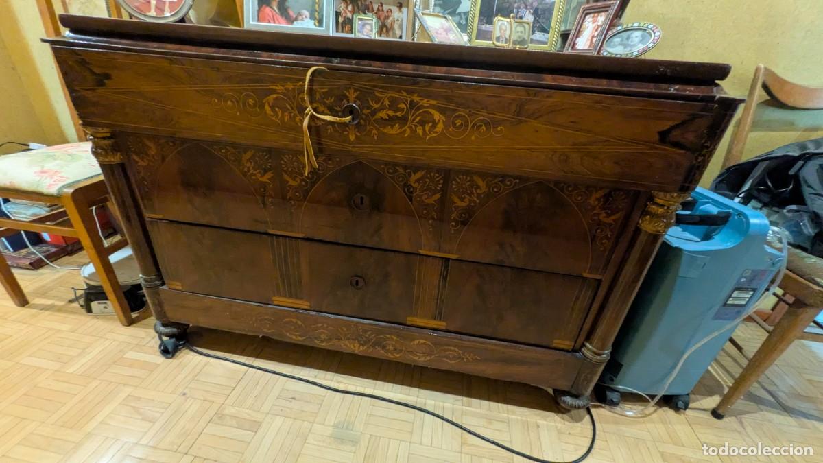 Antig&uuml;edades: C&oacute;moda isabelina, madera noble con detalles met&aacute;licos y marqueter&iacute;a