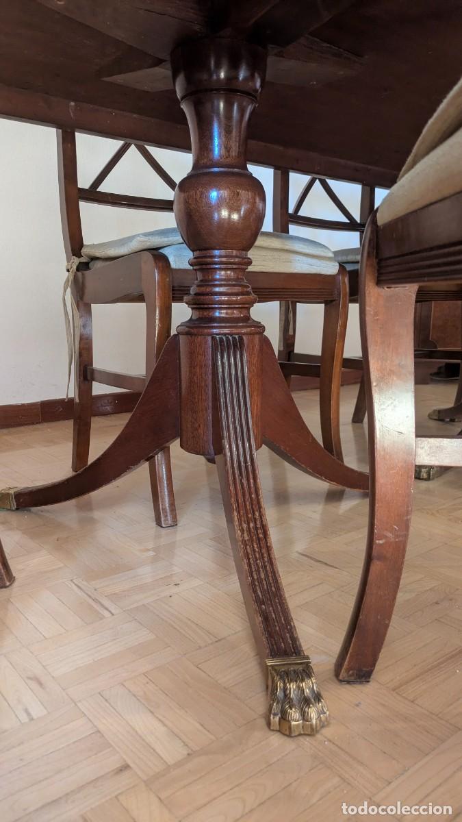 Antig&uuml;edades: Conjunto de comedor antiguo con mesa, seis sillas, vitrina y aparador.