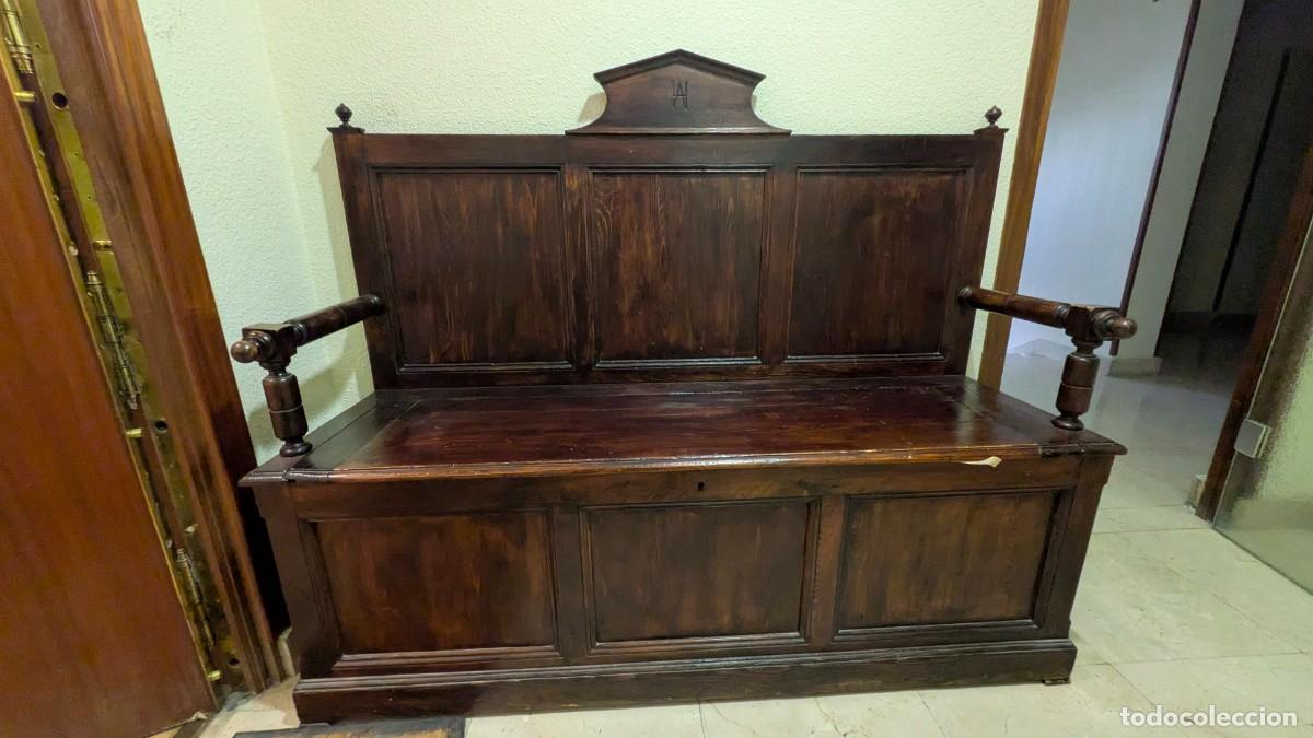 Antig&uuml;edades: Este banco antiguo de zaguan ofrece un espacio de almacenamiento pr&aacute;ctico.