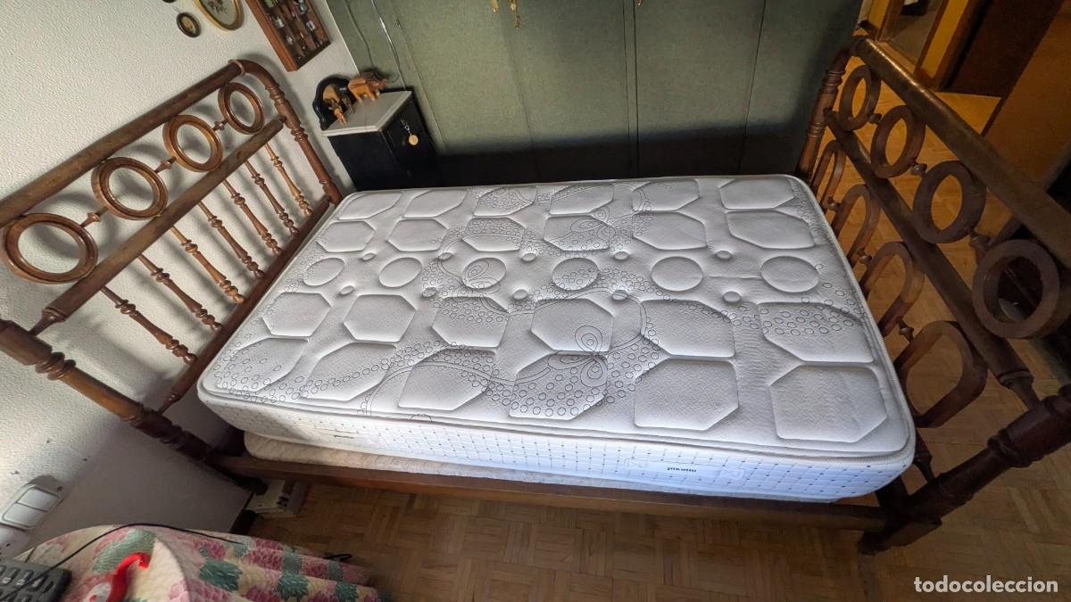 Antig&uuml;edades: Cama antigua de nogal trabajado en c&iacute;rculos. Impecable. A&ntilde;os cuarenta. Cabecero y piecero armados. S