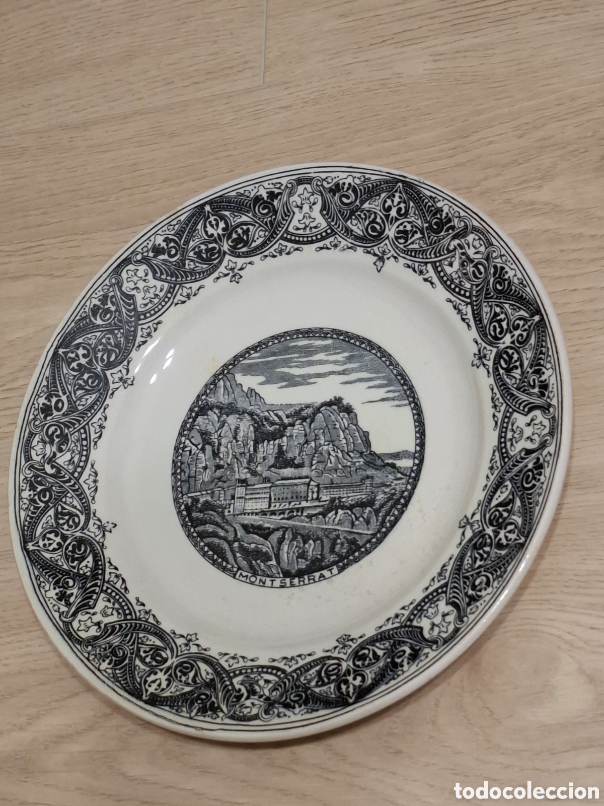 Antiques: Plato de loza de la f&aacute;brica Ibero Tanagra de Santander, Abad&iacute;a de Montserrat, raro