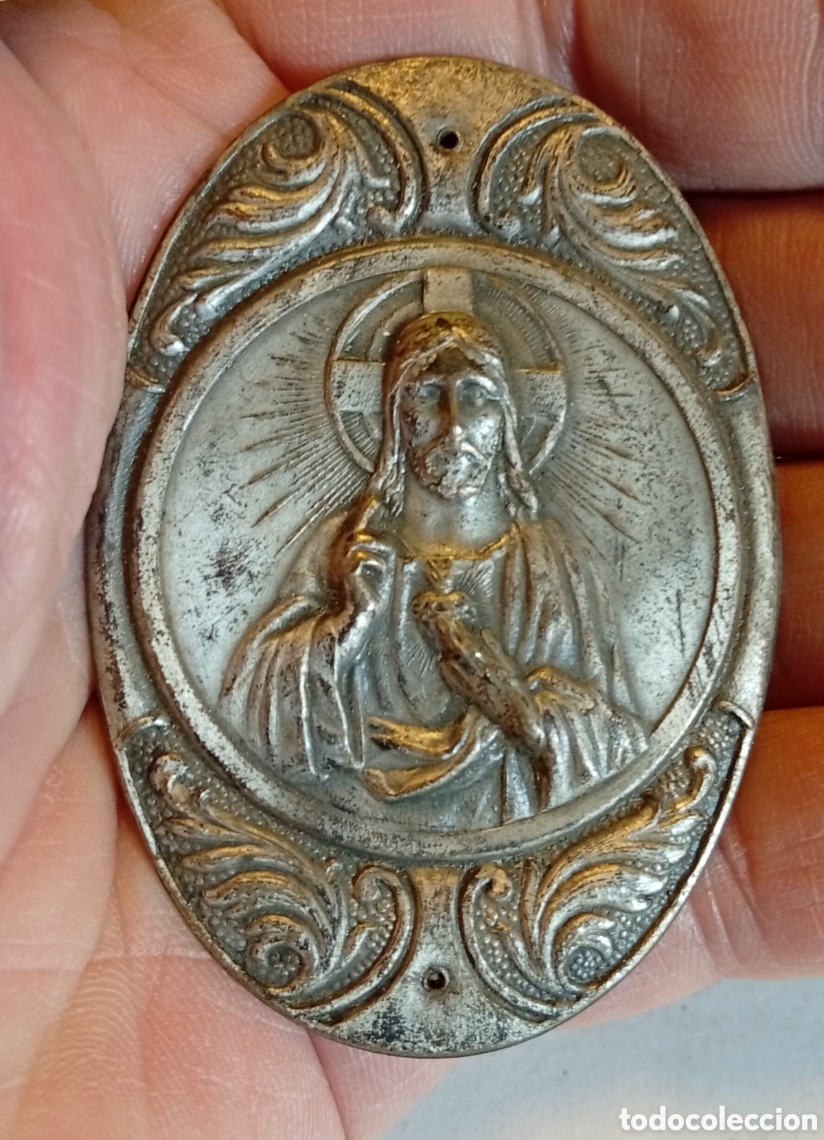 Antig&uuml;edades: Peque&ntilde;a antigua placa religiosa de metal que se pon&iacute;a en las puertas