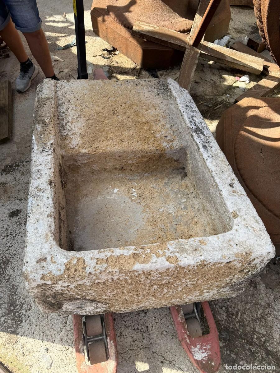 Antig&uuml;edades: Gran pil&oacute;n de piedra con lavadera.