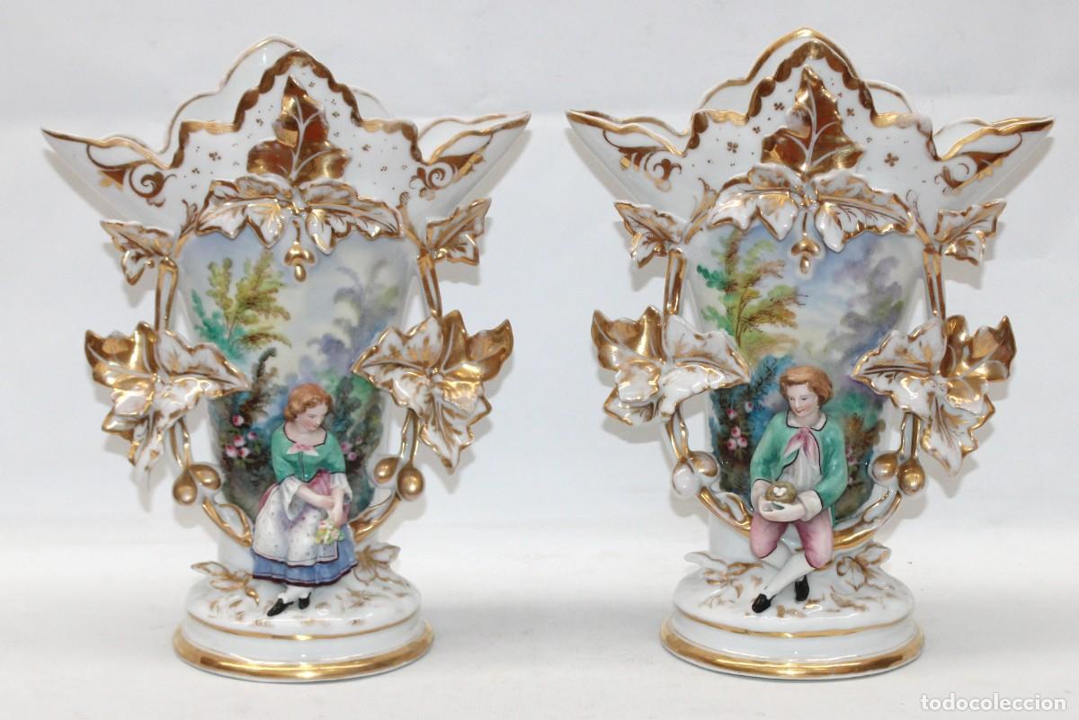Antig&uuml;edades: ELEGANTE PAREJA DE JARRONES DE VIEJO PARIS EN PORCELANA Y DECORACIONES PINTADAS A MANO. SIGLO XIX