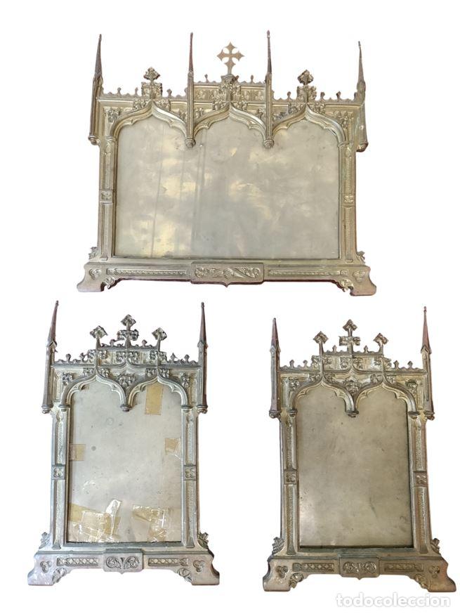 Antig&uuml;edades: CONJUNTO DE TRES SACRAS DE ESTILO NEOG&Oacute;TICO. METAL DORADO. ESPA&Ntilde;A. SIGLOS XIX-XX