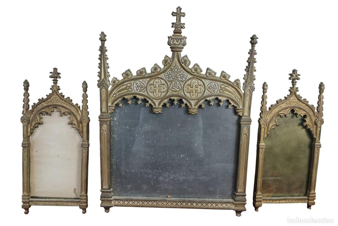 Antig&uuml;edades: CONJUNTO DE TRES SACRAS DE ESTILO NEORENACENTISTA. METAL DORADO. ESPA&Ntilde;A. SIGLOS XIX-XX