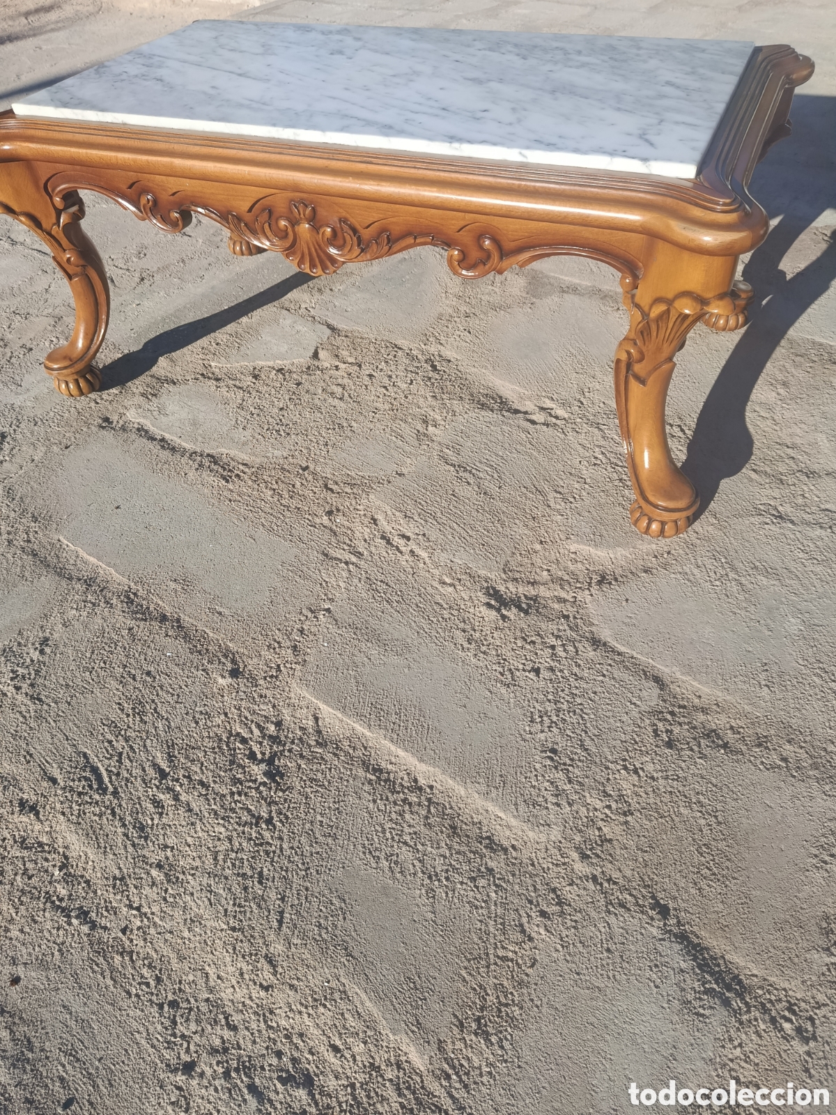 Antig&uuml;edades: Mesa de madera tallada para centro de sal&oacute;n