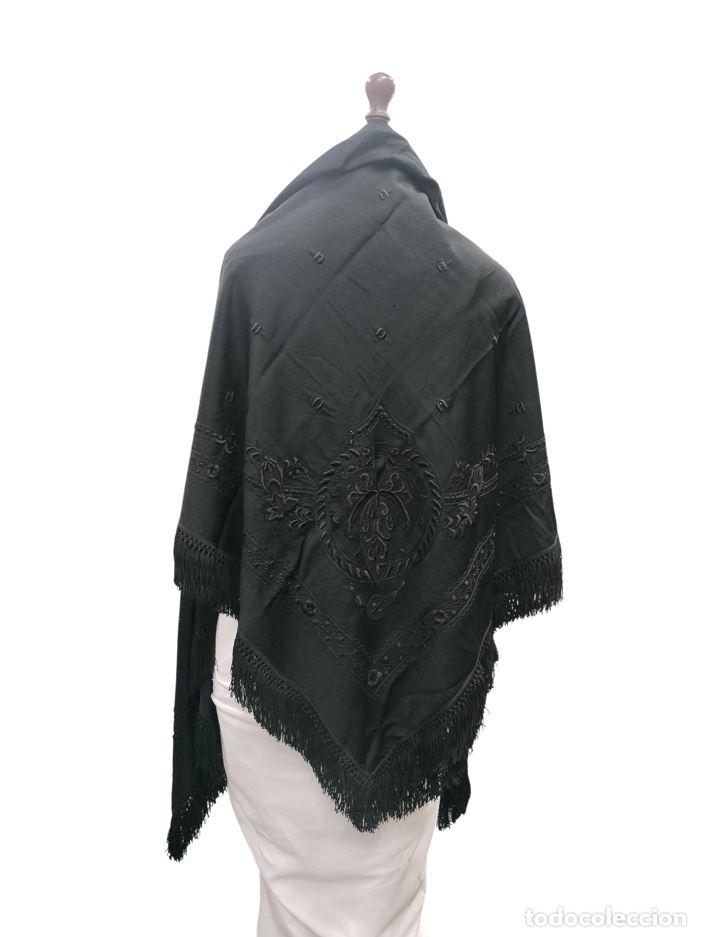 Antig&uuml;edades: ANTIGUA MANTILLA CUADRADA DE PICO. SEDA Y BRODADO SEMIMANUAL. ESPA&Ntilde;A. PRINCIPIOS DEL SIGLO XX.