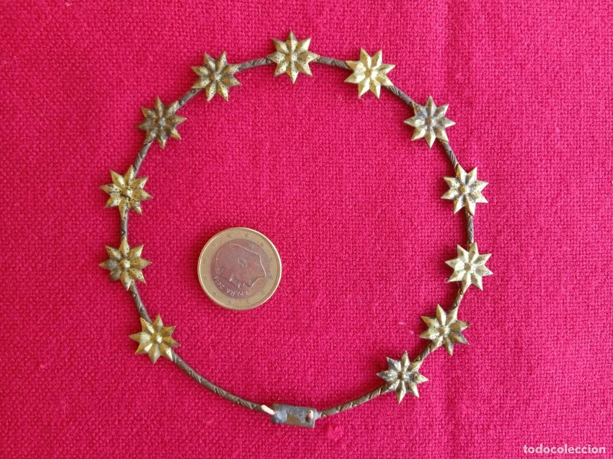 Antig&uuml;edades: Corona Aureola antigua de metal con 12 estrellas para figura religiosa