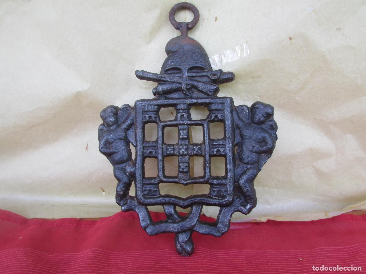 Antig&uuml;edades: Escudo de la Monarqu&iacute;a portuguesa a&ntilde;o 1900 &Aacute;ngeles Cruz en hierro fundido