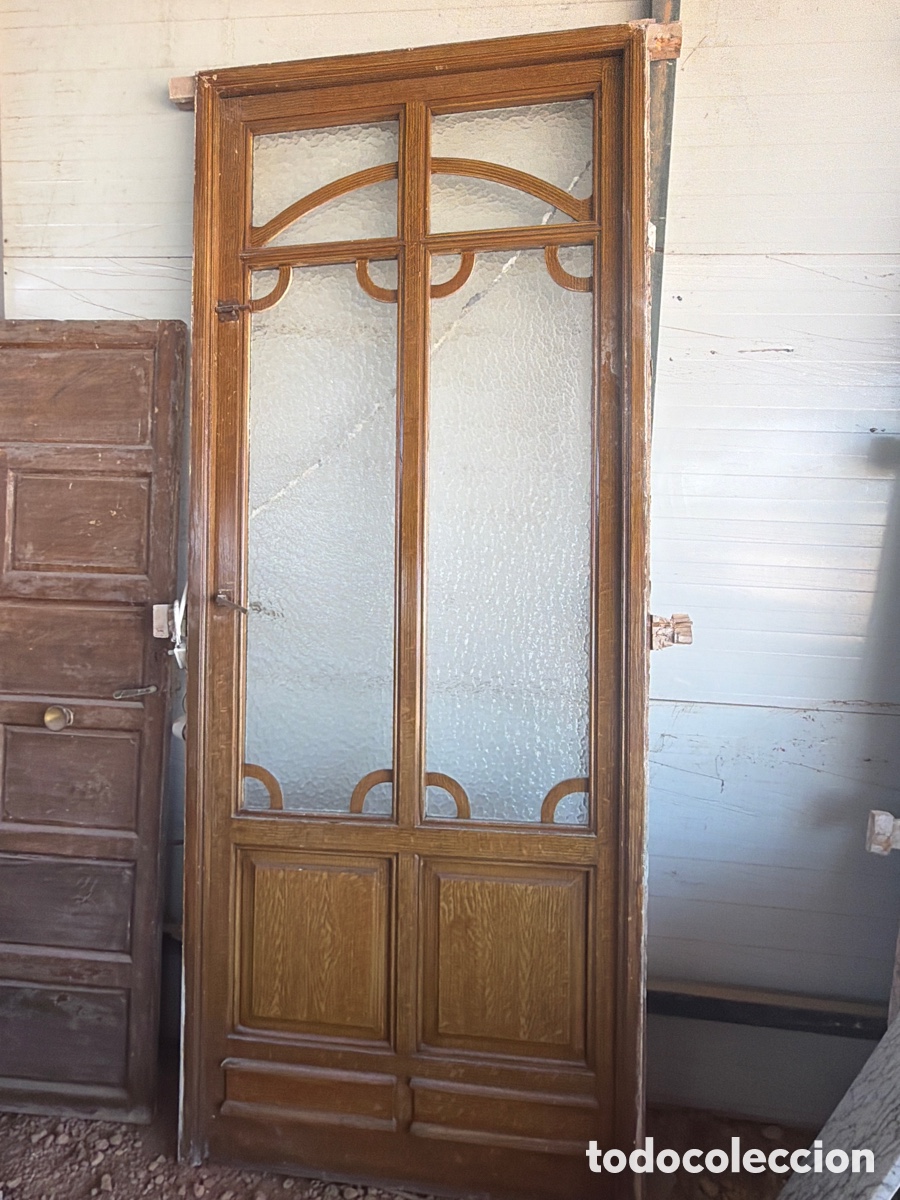 Antig&uuml;edades: Puerta de madera con cristal estilo modernista