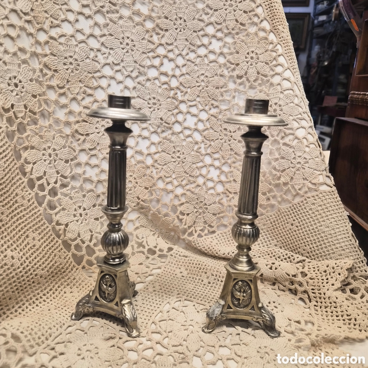 Antig&uuml;edades: Pareja de candelabros de capilla antiguos en metal plateado envejecido