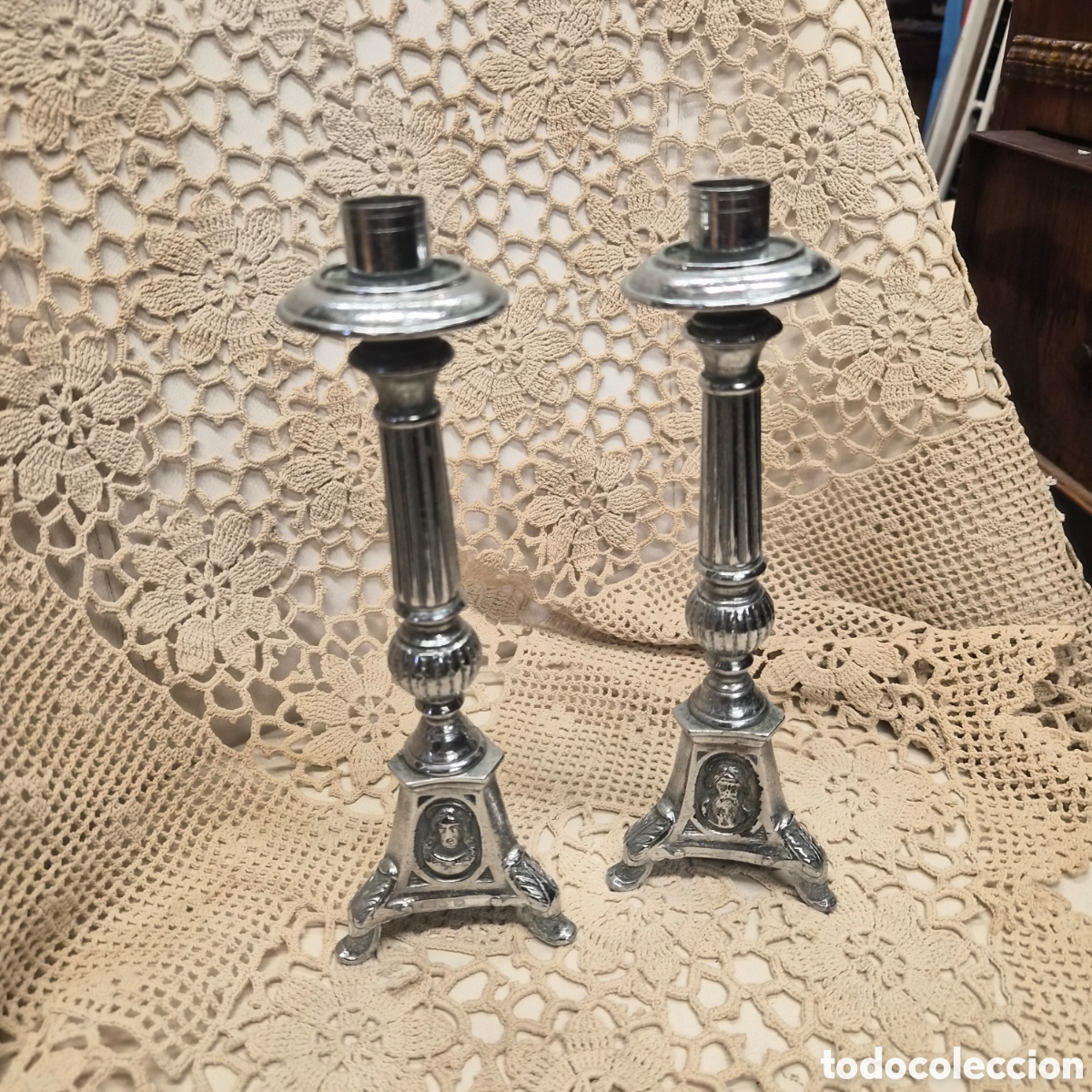 Antig&uuml;edades: Pareja de candelabros de capilla antiguos en metal plateado