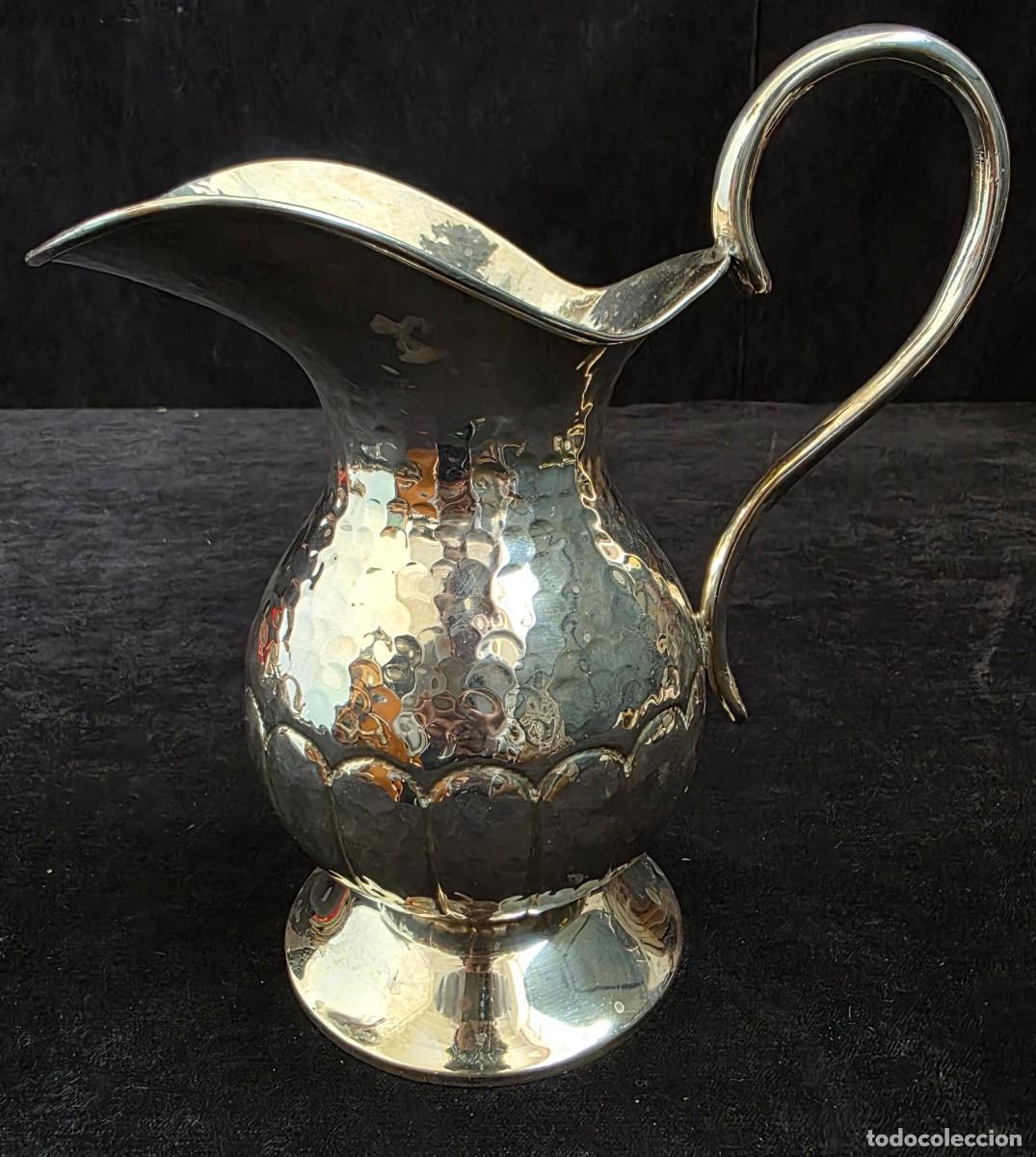Antig&uuml;edades: Jarra antigua de metal plateado martel&eacute; con asa elegante estilo cl&aacute;sico 23x20 cm