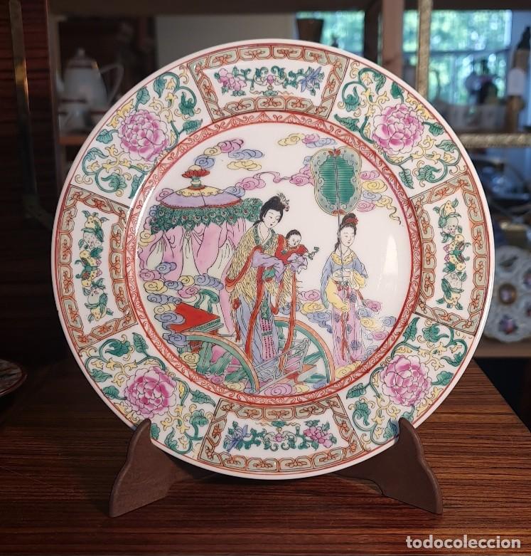 Antig&uuml;edades: Plato Cantones Famille Rose con escena cortesana