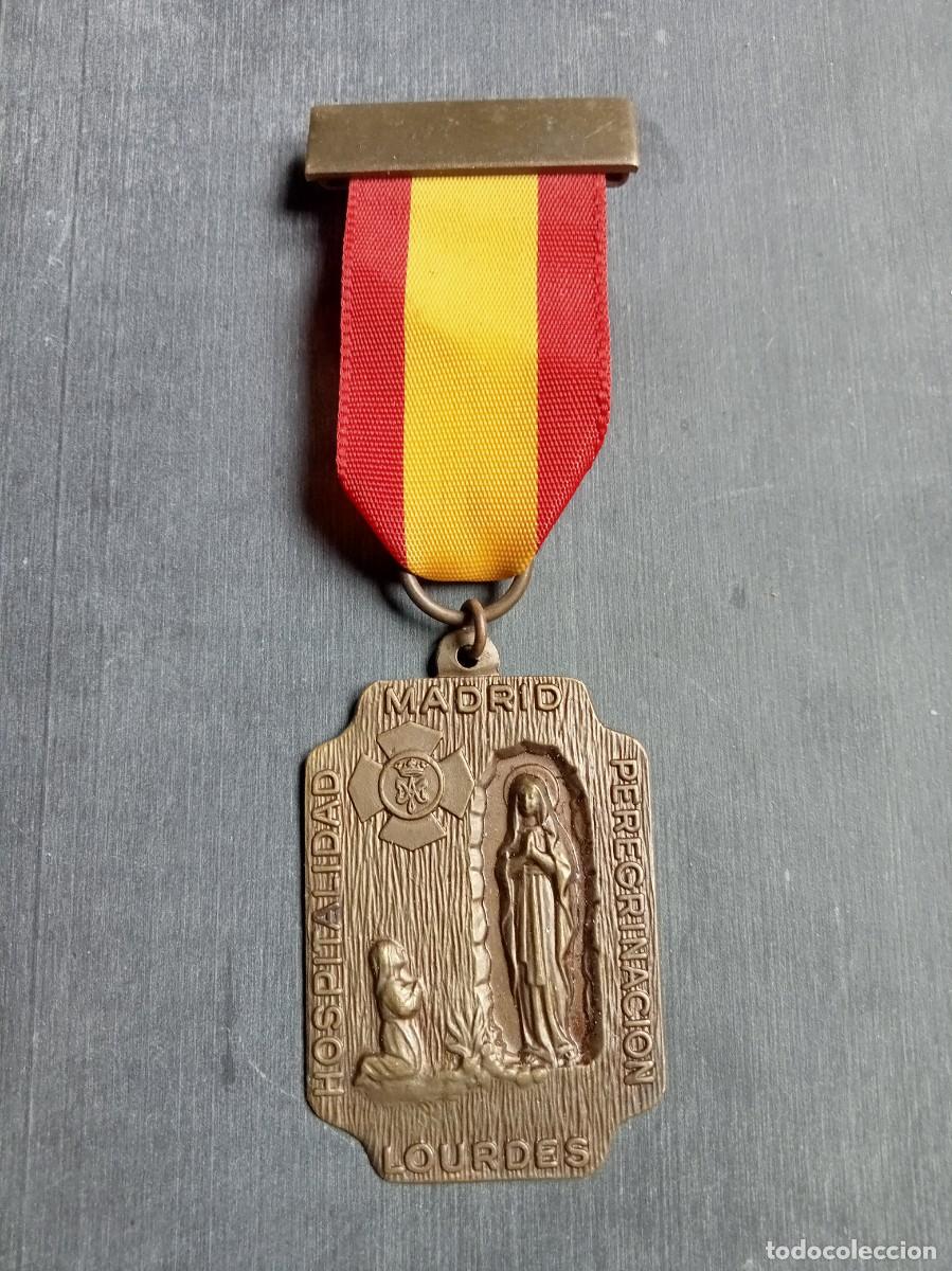 Antig&uuml;edades: MEDALLA CON PASADOR - MADRID LOURDES - HOSPITALIDAD PEREGRINACION