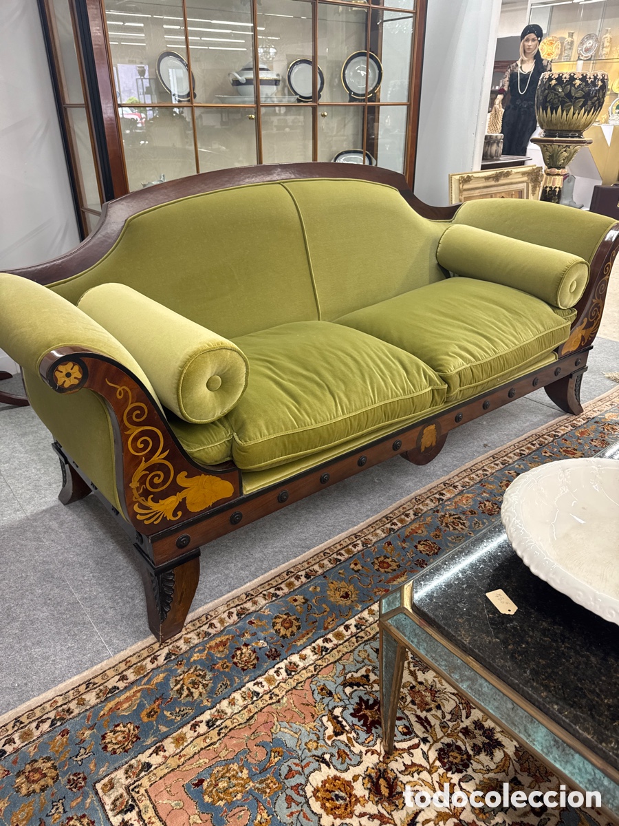 Antig&uuml;edades: Sof&aacute; de tiersopelo y madera